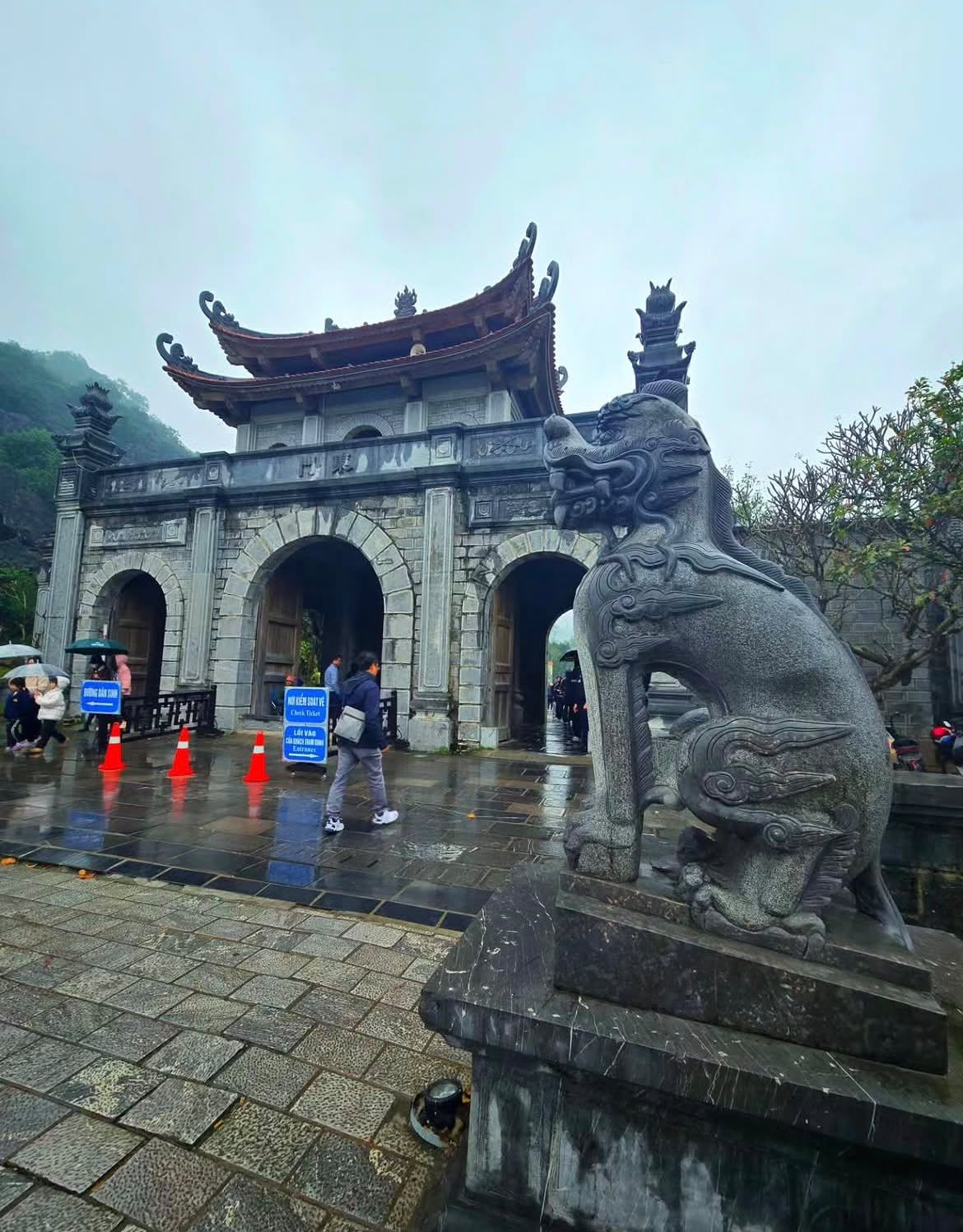 Day 2 Hanoi – Ninh Binh – Hoa Lu – Tam Coc – Hanoi